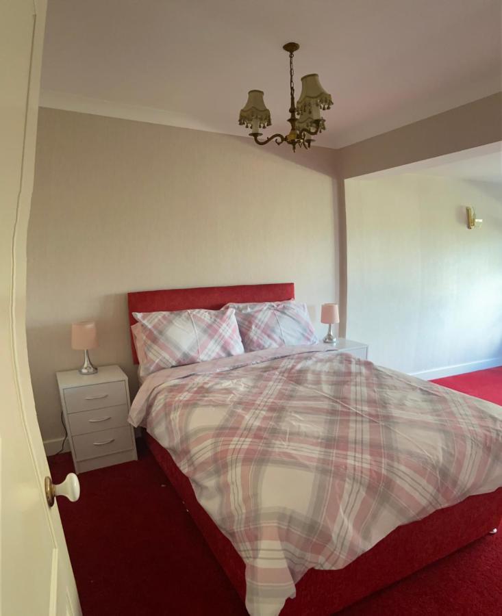 Large 4 Bedroom Home In Boston Spa Village In-Between York, Harrogate And Leeds, Sleeps 9 ภายนอก รูปภาพ