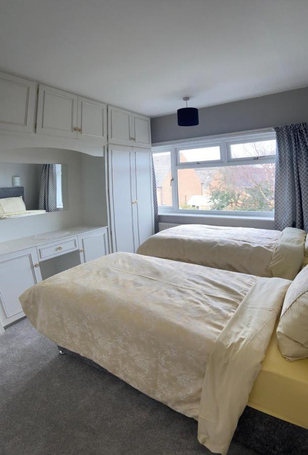 Large 4 Bedroom Home In Boston Spa Village In-Between York, Harrogate And Leeds, Sleeps 9 ภายนอก รูปภาพ