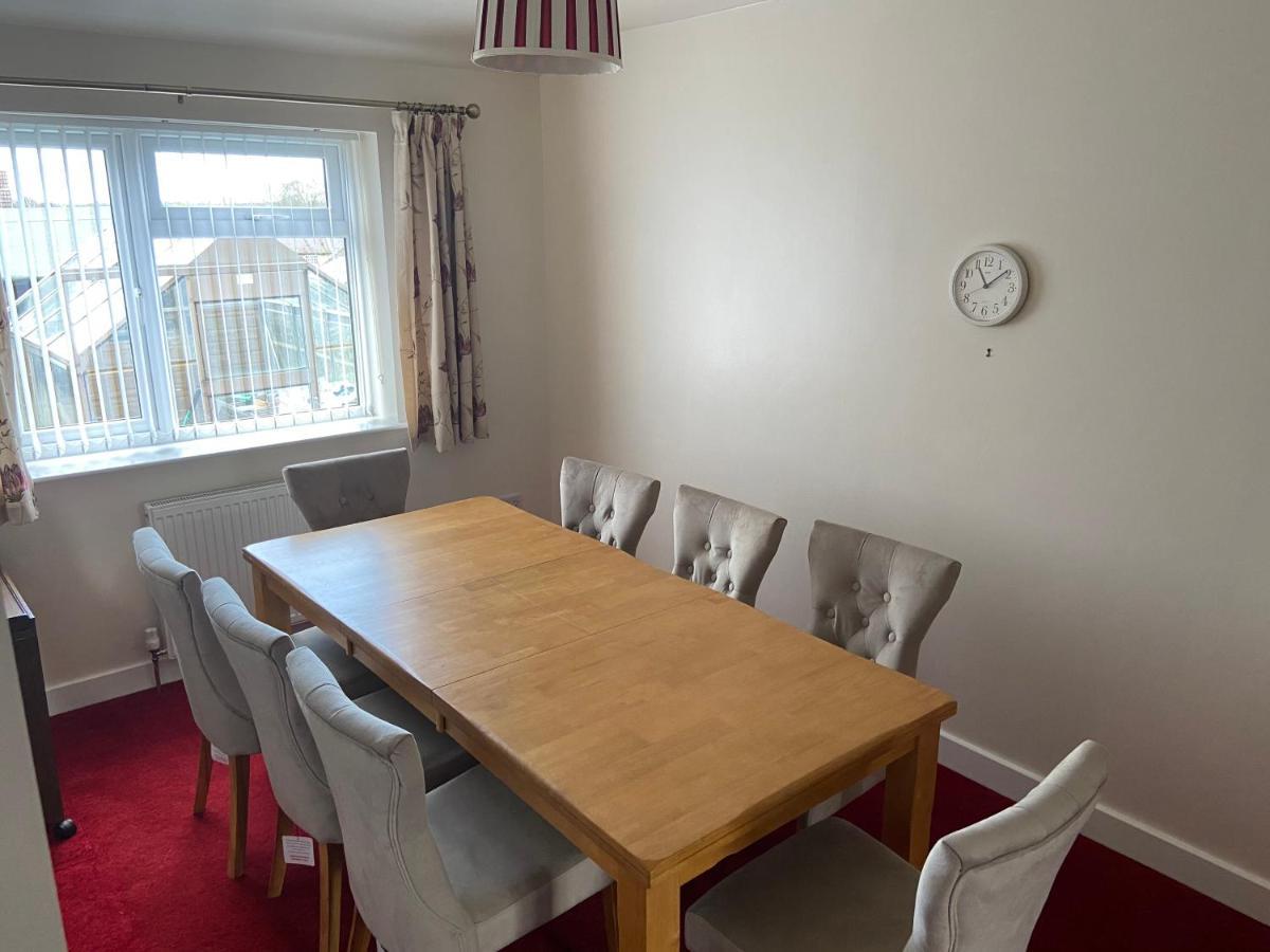 Large 4 Bedroom Home In Boston Spa Village In-Between York, Harrogate And Leeds, Sleeps 9 ภายนอก รูปภาพ
