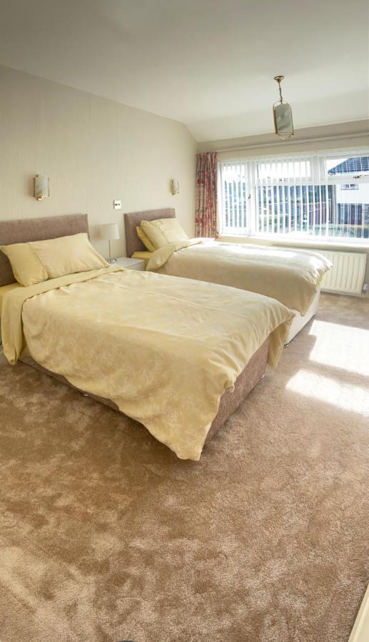 Large 4 Bedroom Home In Boston Spa Village In-Between York, Harrogate And Leeds, Sleeps 9 ภายนอก รูปภาพ