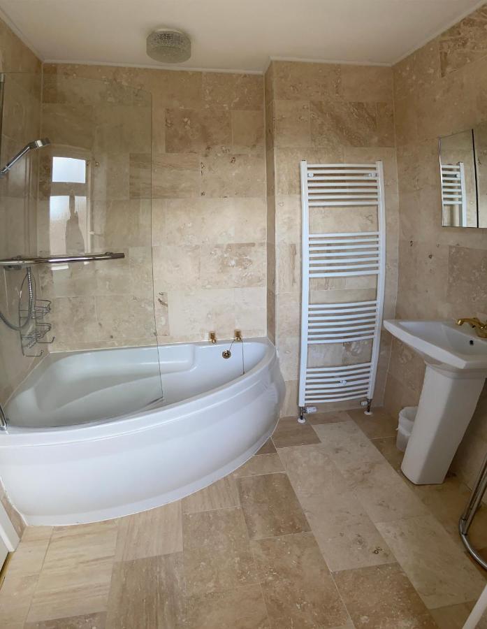 Large 4 Bedroom Home In Boston Spa Village In-Between York, Harrogate And Leeds, Sleeps 9 ภายนอก รูปภาพ